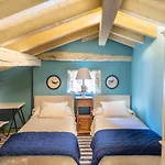 Encantadora Casa De Pueblo Con 5 Hab. En Burgos